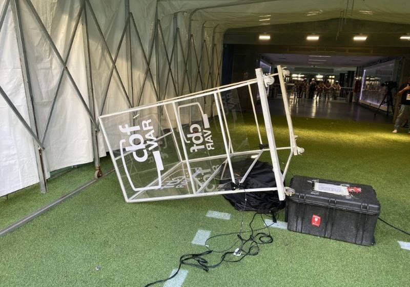  Torcida do Grêmio invade o gramado da Arena e destrói equipamentos do VAR.