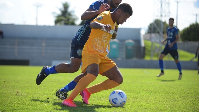 Gabriel Oliveira defende três pênaltis, converte sua cobrança, e Nova Mutum elimina Brasiliense na Copa Verde.