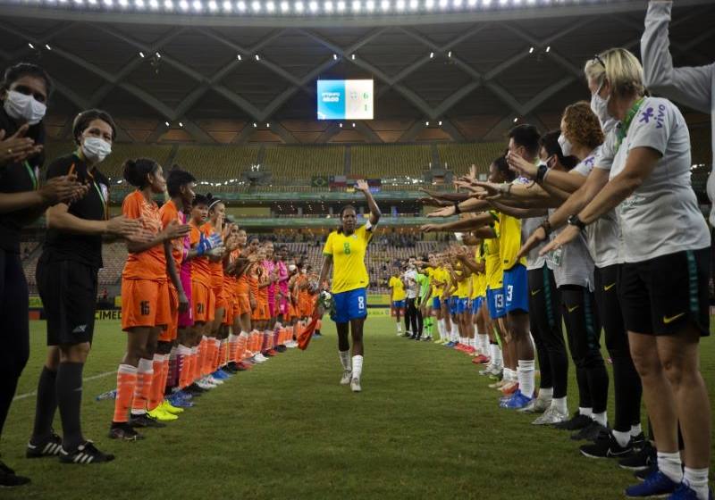  Formiga se despede da Seleção Feminina com homenagens, surpresa de Marta e goleada brasileira.
