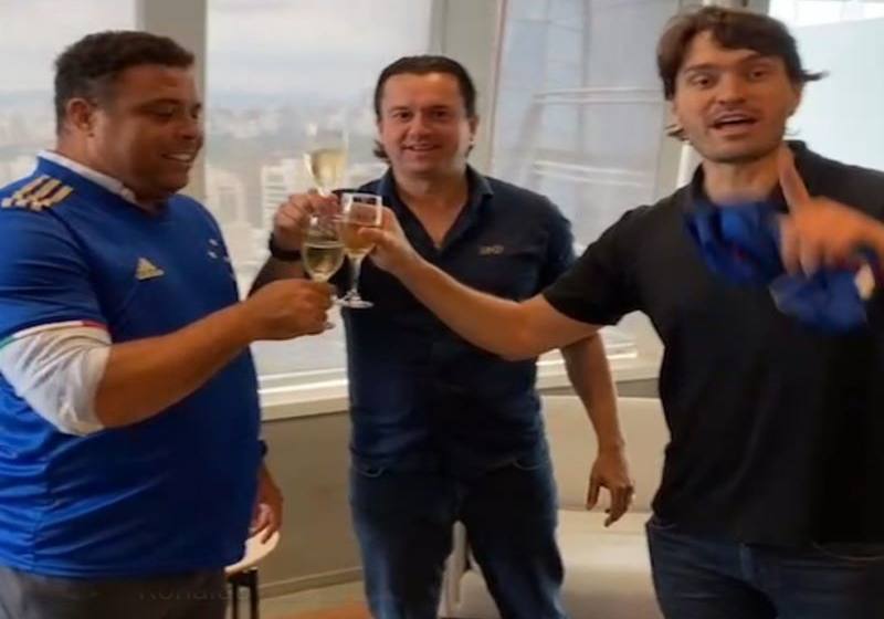  Ronaldo Fenômeno anuncia compra do Cruzeiro por R$ 400 milhões.