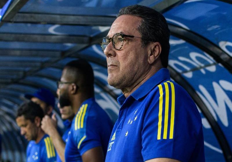  Por “adequações orçamentárias”, Cruzeiro anuncia saída do técnico Vanderlei Luxemburgo.