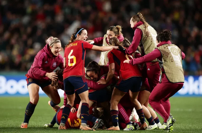  Técnico da Espanha supera boicote e comemora vaga na final da Copa Feminina: “Emocionado”.
